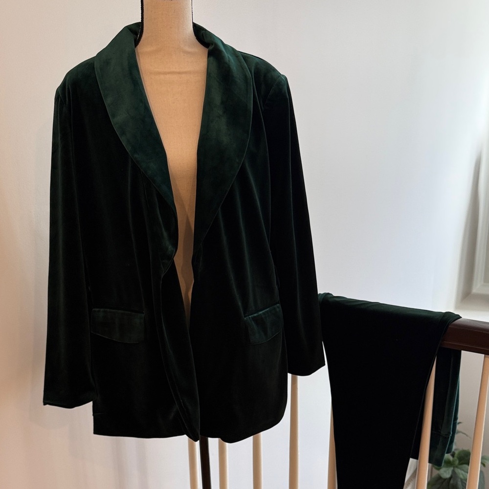 Elegant Dark Green Velvet Blazer XL and Pants XXL Set (Missing Belt)